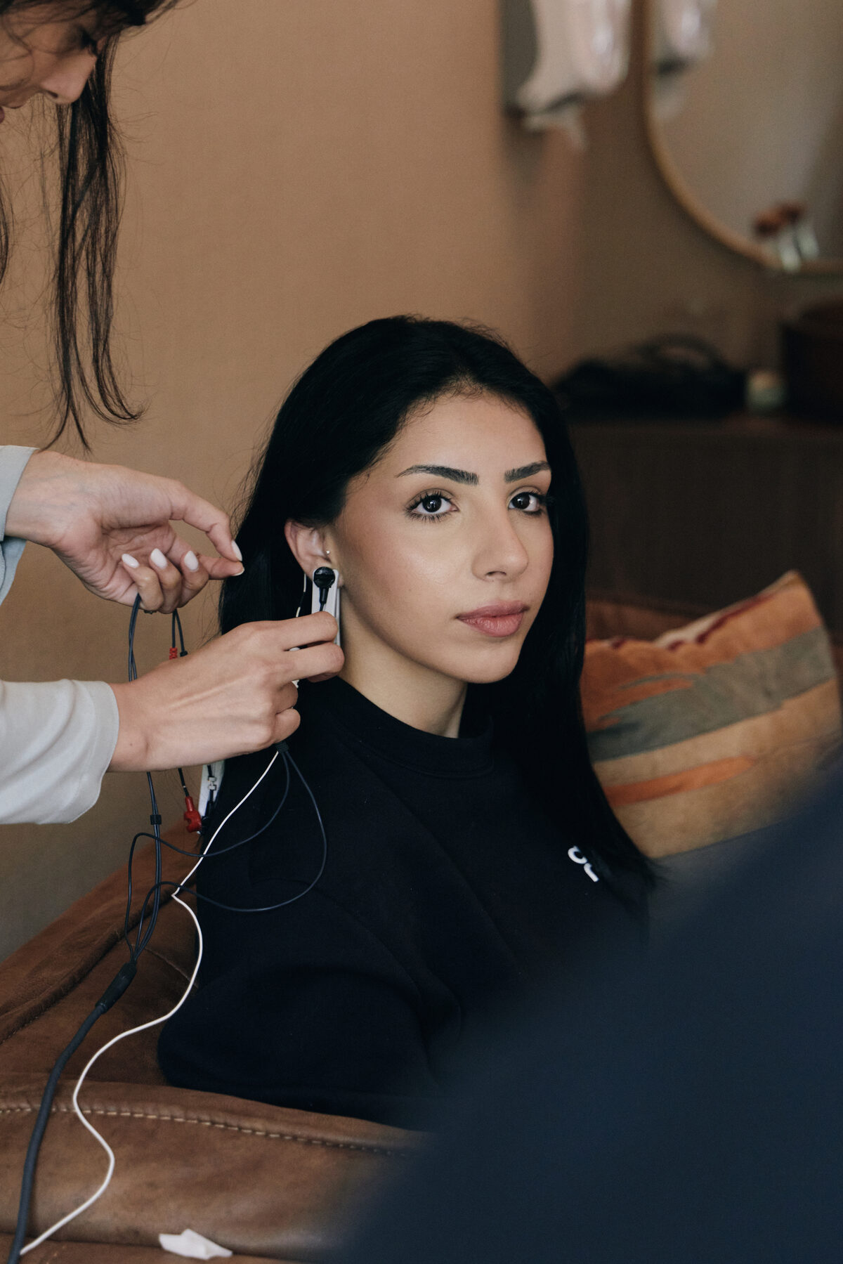 MindTune clinician placing QEEG neurofeedback sensors during a calm brain training session in Dubai